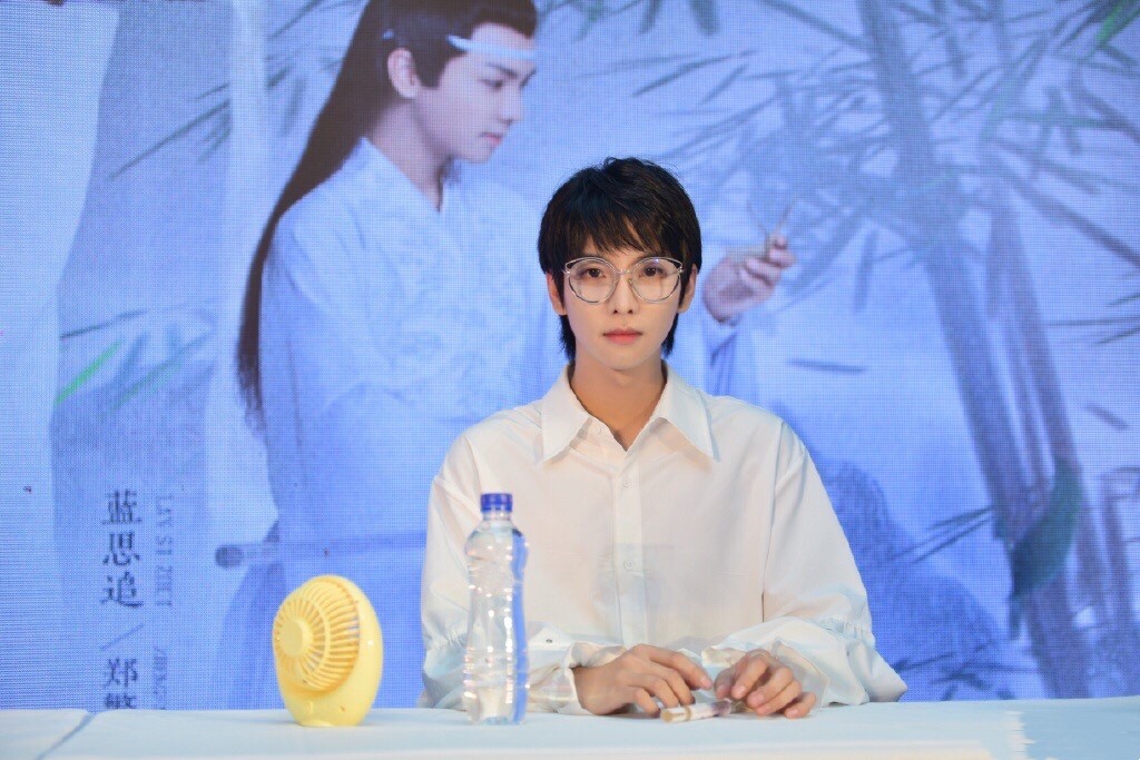 郑繁星《陈情令》见面会鬼马自拍逗趣十足 记得发九宫
