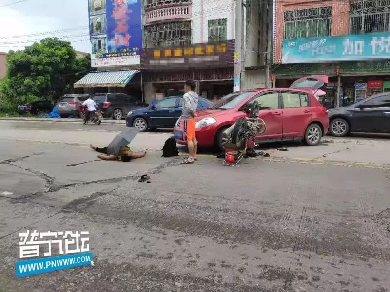 车祸!摩托车与小车发生激烈碰撞,伤者倒地不起_普宁