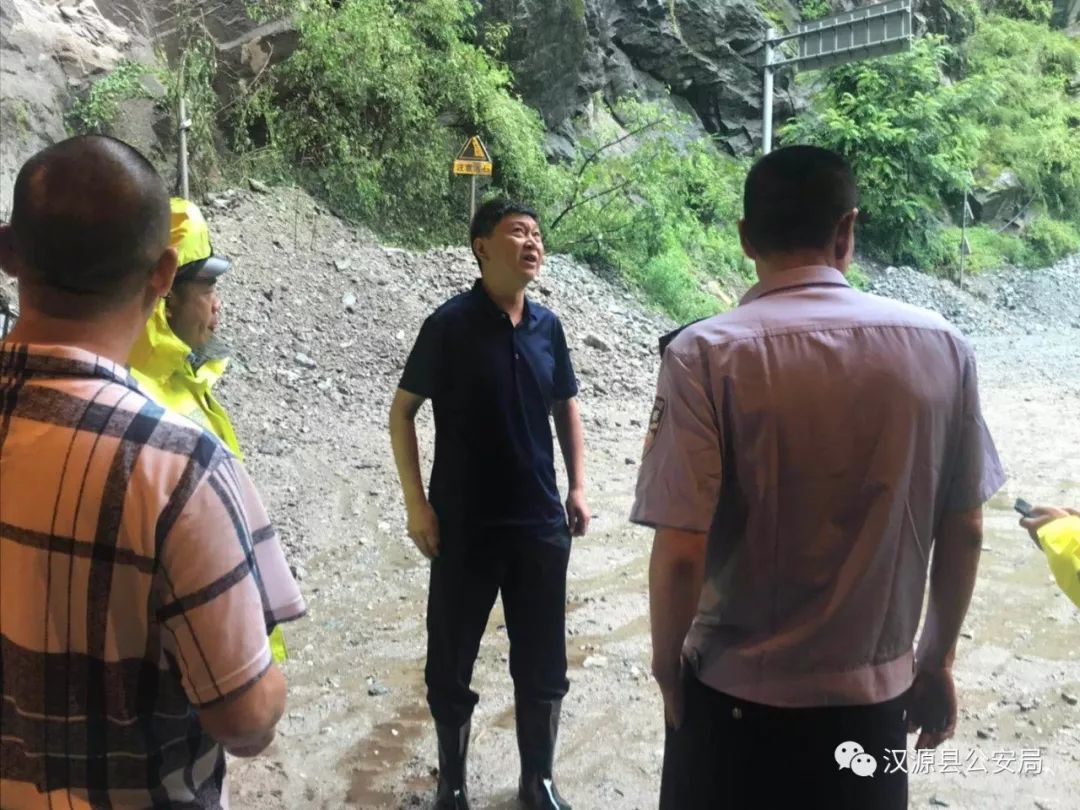 汉源县副县长,县公安局局长何伟带领民警到大树镇,乌斯河等地现场指导