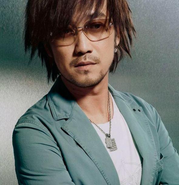 50岁情歌王子周传雄商演视频被爆 称唱歌是快乐的事情