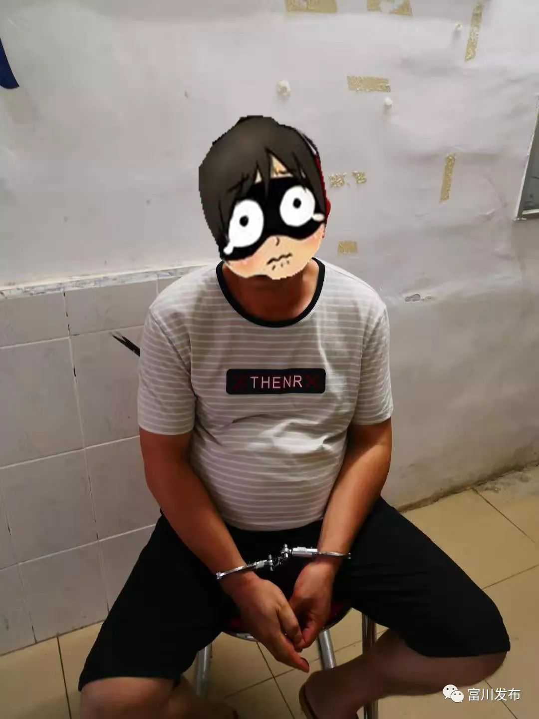 富川这个抠脚大汉假冒美女搞网恋,骗财两万多