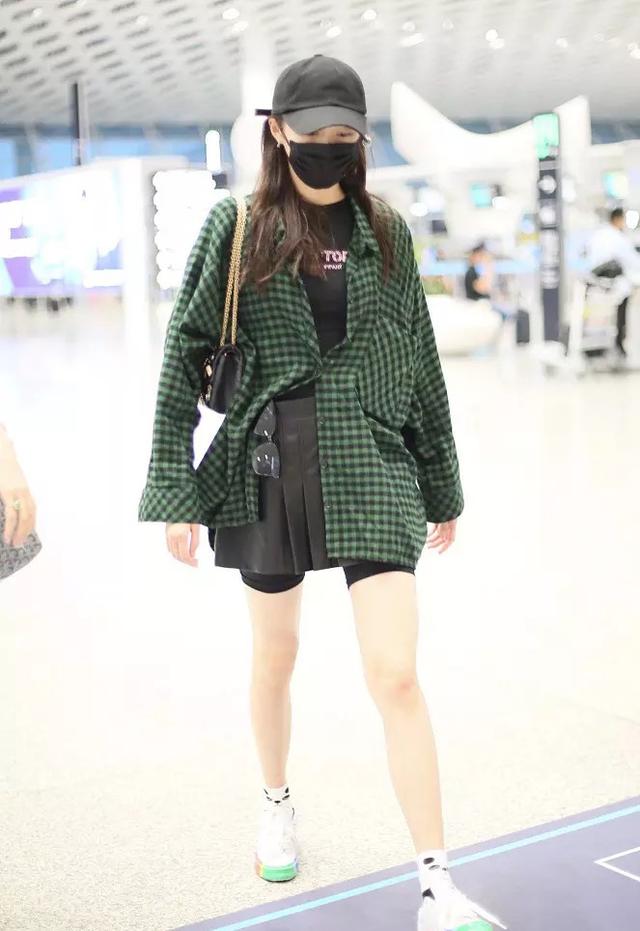 米乐 M6关晓彤短裙没有安全裤长还把眼镜别腰上乖乖女变酷girl了(图2)
