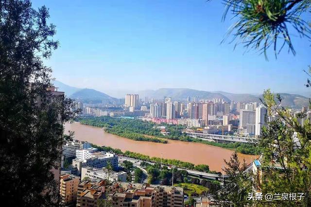 美丽的兰州北山绿郁葱葱景色宜人