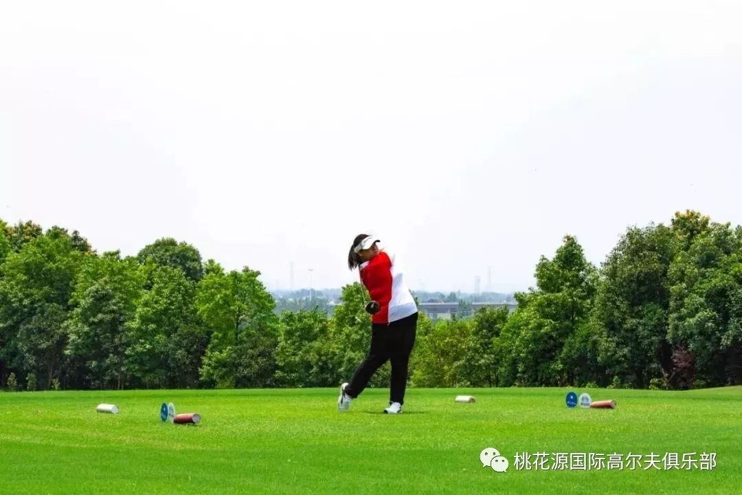 颁奖嘉宾:湖南桃花源国际高尔夫俱乐部副总经理喻征女士为选手颁奖