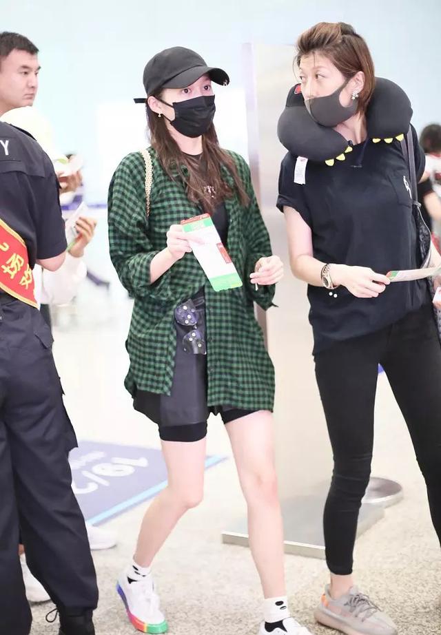 米乐 M6关晓彤短裙没有安全裤长还把眼镜别腰上乖乖女变酷girl了(图4)
