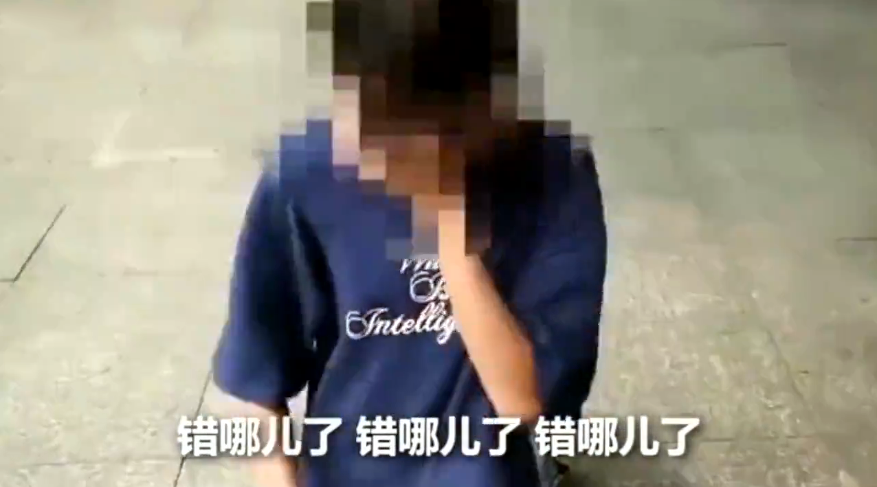 女孩被多人强逼下跪扇耳光,喊爸爸,还手机拍摄,施暴者