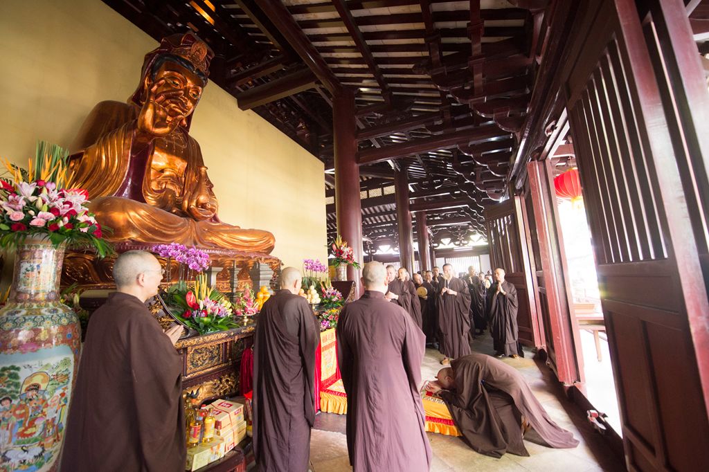 恭逢观音菩萨成道日光孝寺举行上供法会