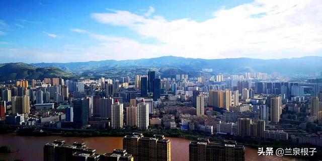美丽的兰州北山绿郁葱葱景色宜人