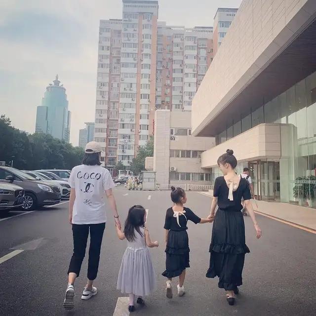 李小璐秀练舞照,站C位秀一字马,穿露脐装大秀好身材 美高梅国际官网开户