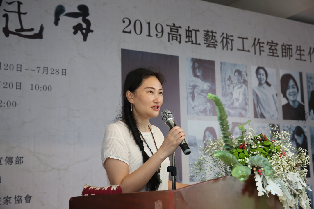 桂林市花桥美术馆馆长邱丽萍女士上台接收捐赠作品,并为艺术家颁发馆