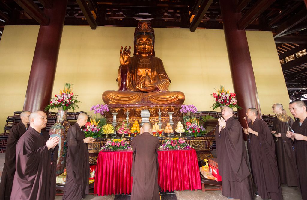 恭逢观音菩萨成道日光孝寺举行上供法会