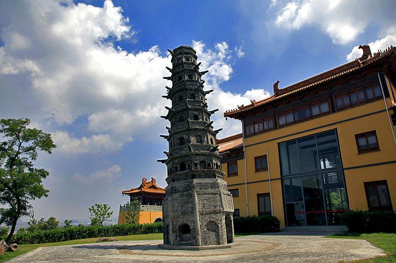 下定林寺在钟山,是由慧觉禅师于南北朝时期的宋景平二年(公元423年)