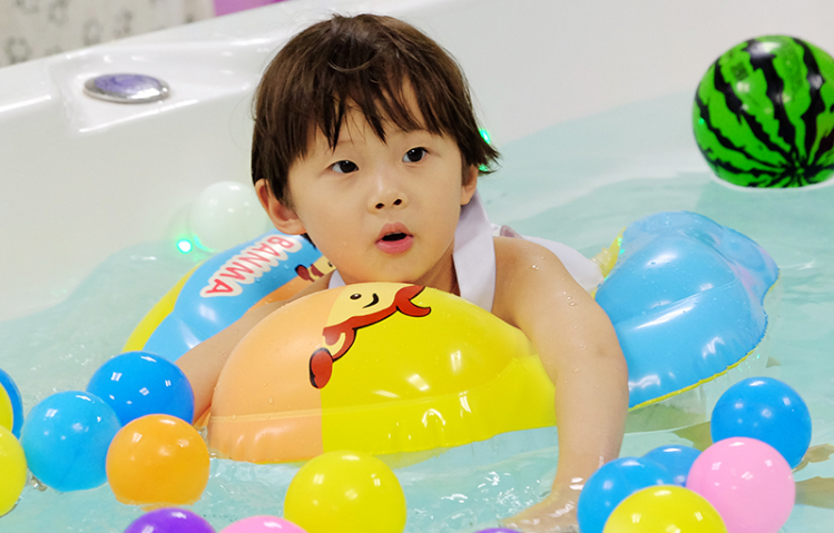 水育师指导婴儿游泳的正确步骤！来看看你合格吗？ 家长眼中水育师标准 婴儿游泳操作流程 婴儿游泳的正确步骤