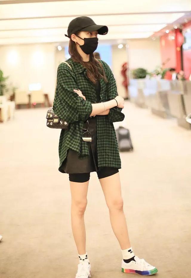 米乐 M6关晓彤短裙没有安全裤长还把眼镜别腰上乖乖女变酷girl了(图3)