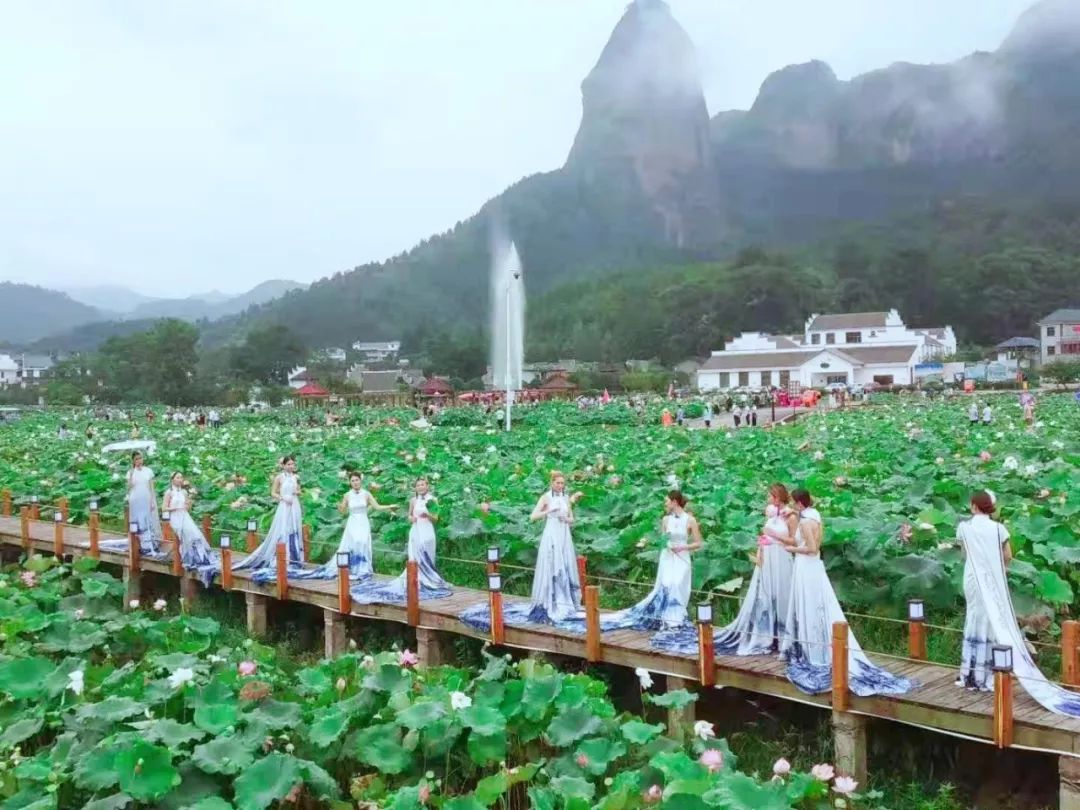 7月21日,在大畲5a级乡村旅游点,通天寨国家4a级景区,举行了"国际时装