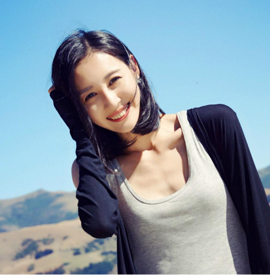不仅如此,私下生活里的她,也是妥妥的女神一枚。白皙的皮肤,天使一样的脸庞,魔鬼般的身材,高挑的身形配上清新脱俗的气质,小8每次看到她的照片,就要感慨一番:这是什么样的神仙姐姐呀!
