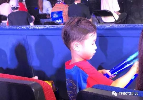 易烊千玺爸爸妈妈近况 ff81cc5179454ecb88eb35eba351eb54.jpeg