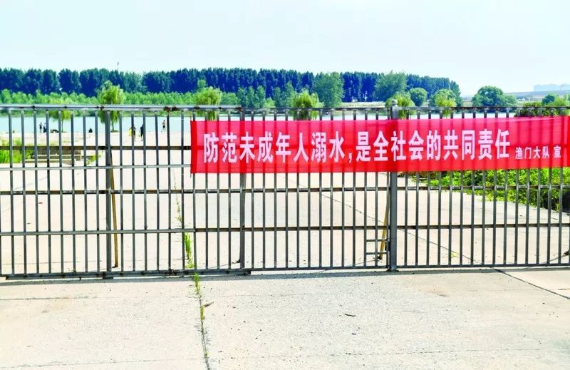 兄弟俩遛狗,14岁弟弟不见了,狗朝着江面不停狂吠 e世博网站