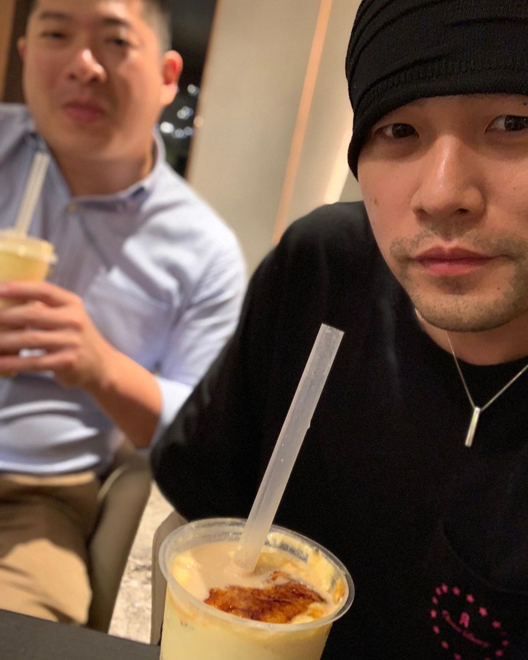 周杰伦带林俊杰喝奶茶,粉丝急了怕变胖!