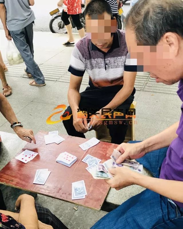 随手一沓现金,市区河堤成打牌"会所"!还有非法印刷品兜售