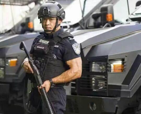原创 中国最帅肌肉男警察pk韩国最壮男警察,二者谁输谁赢?没有可比性