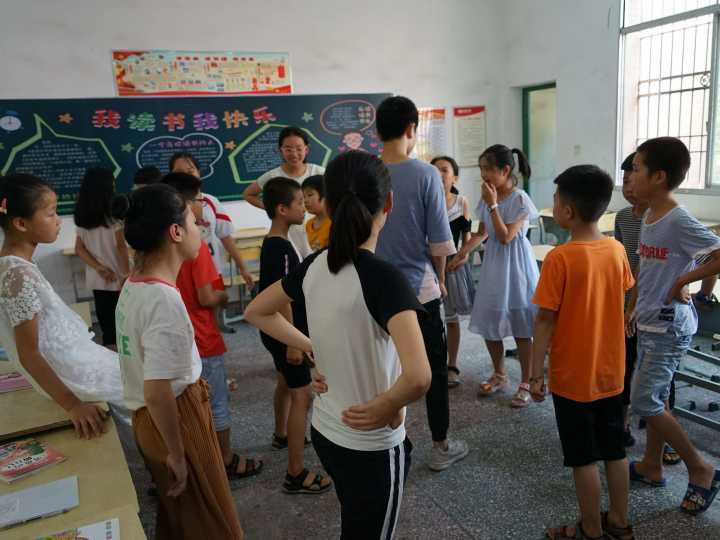 信息院传承队在双盆小学开展趣味课堂_游戏