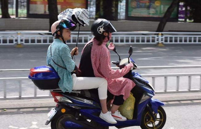 夏天电瓶车当风衣摆_电瓶车夏天车祸