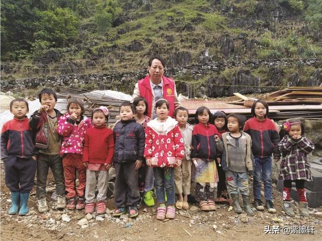 七律·山区学童文/伍世民(四川)无奈山深偏赤脚,何堪衣薄恰严冬.