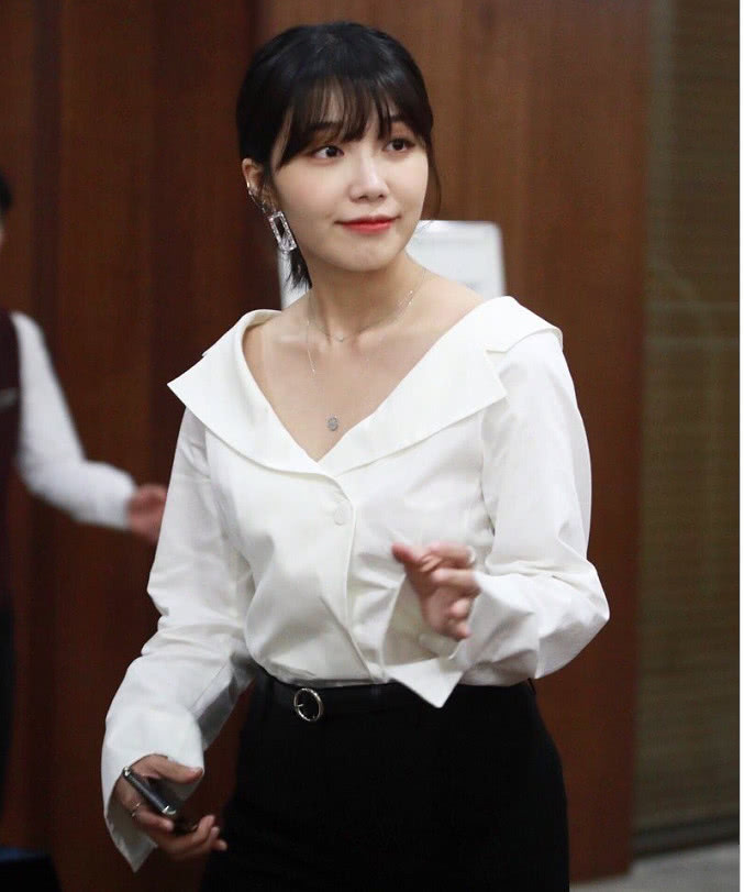 郑恩地出席综艺发布会,身穿大翻领白衬衫干练