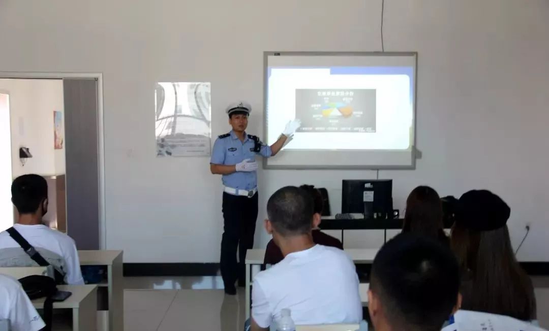 鸡西市鸡冠区公安局交警大队持续开展文明交通进驾校宣传活动 e世博国际APP
