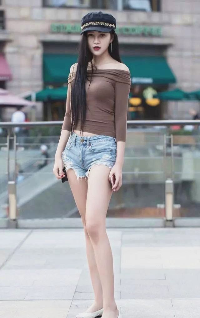 美女运动背心搭配超短裤,外加廓形白色衬衫,性感而时尚