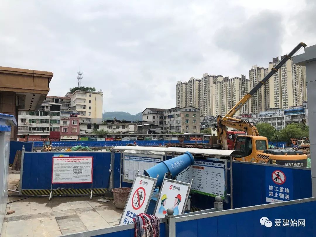 据说比以前老体育场还漂亮,大气~建始全民健身活动中心位于建始县
