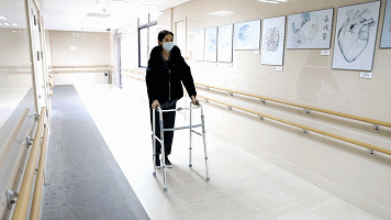 患者使用框式助行器行走