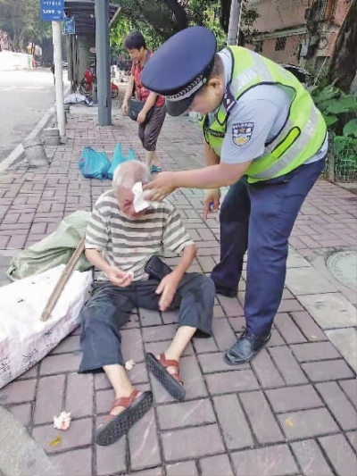 老人街头摔倒出血市民警察接力救助