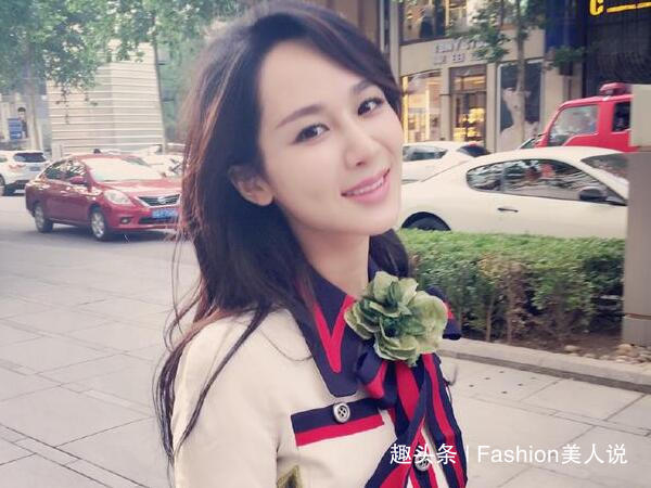 杨紫剪短发后更有气质,穿不规则西装裙出席活动,26岁美得出众 捕鱼游戏能赚真钱的