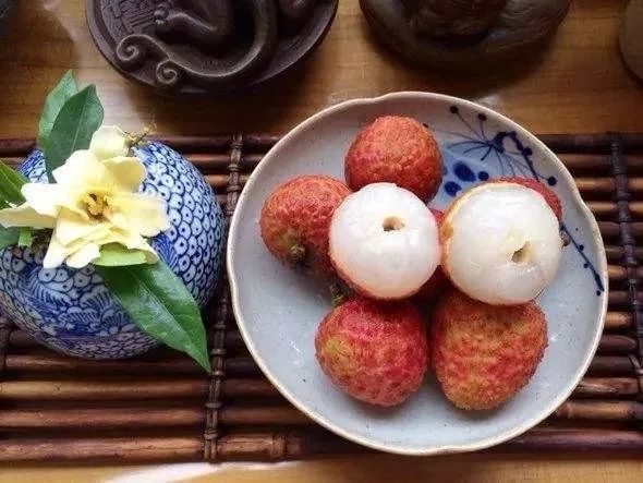 大暑期间,我国台湾有吃凤梨的习俗,民间百姓认为这个时节的凤梨最好吃
