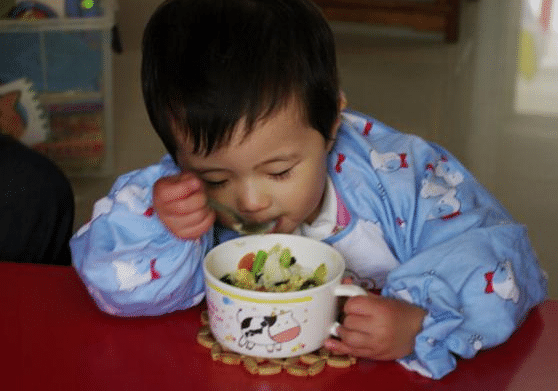                     夏季带娃，做好“起床2坚持，吃饭1不要”，宝宝将来感谢你！