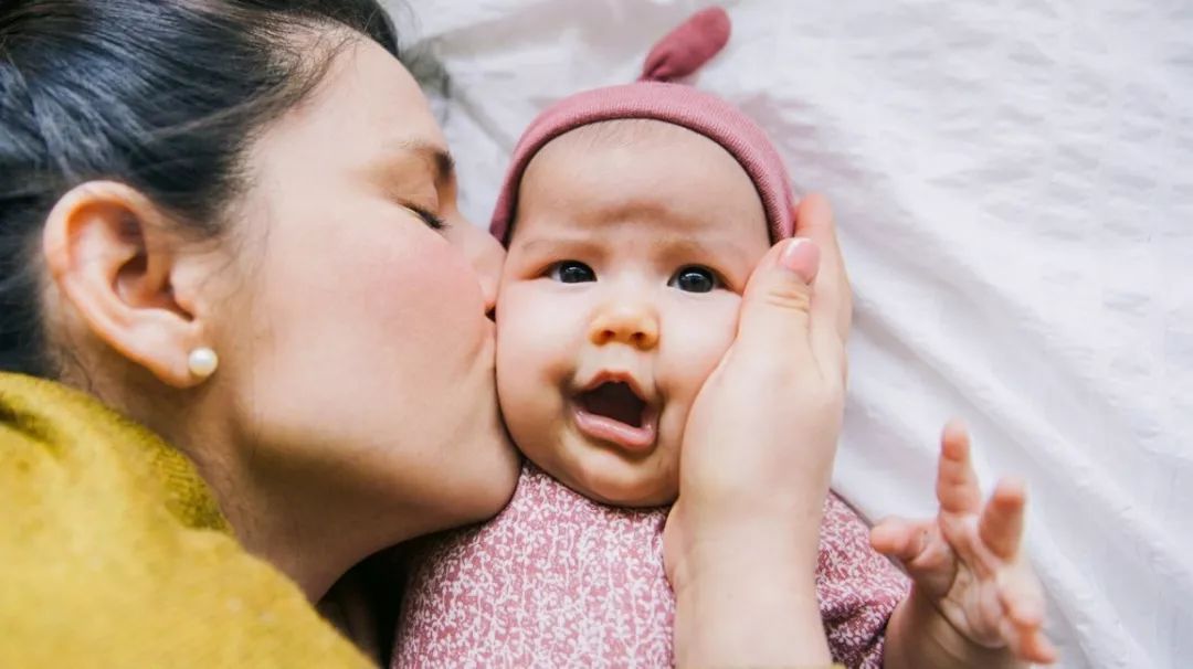                     能不能亲吻宝宝？听说新手爸妈带娃都容易犯这个错误