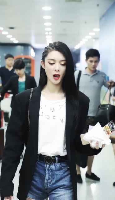火箭少女傅菁高调秀腿,拳击辫发型超瞩目,面对镜头自信又从容! 龙8国际pt老虎手机