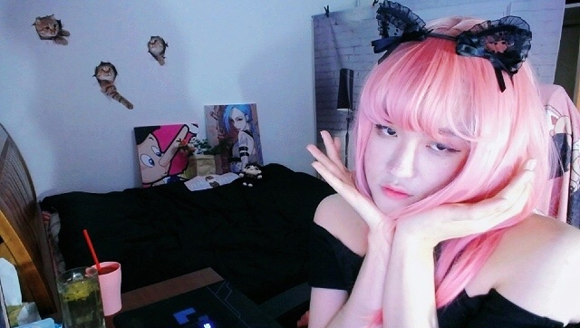 原创 姿态女装上热搜,连lol官博都忍不住发声:谁能顶得住啊?