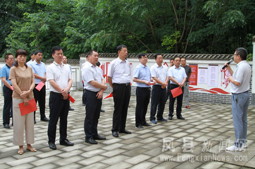 考察团在双石铺镇杨家坪社区听取文明城市创建等相关情况介绍