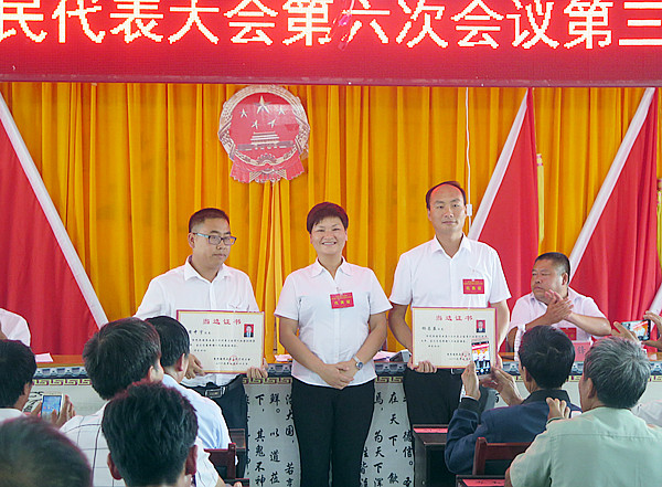 7月23日上午,光照镇党委书记为新当选的镇长,副镇长颁发当选证书,并