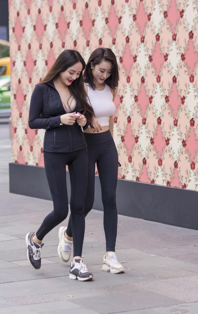 街拍:紧身运动风穿搭也很迷人,高挑小姐姐回头率很高 博狗bodog88在线
