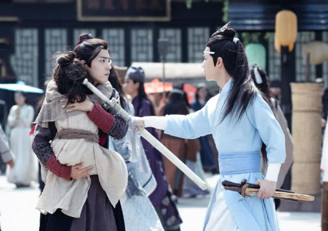 《陈情令》肖战王一博拍古风照,眼神里都是戏,穿睡袍也太敷衍了