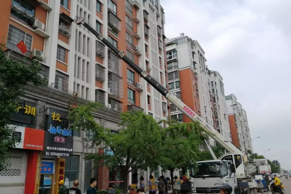 【动态·简讯】越城区斗门街道:拆除违规广告牌,提升城市品质