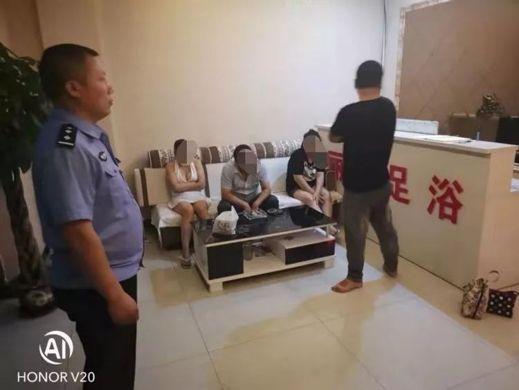 迁西城关派出所一案批捕四名犯罪嫌疑人/迁西一公安局工作人员正在