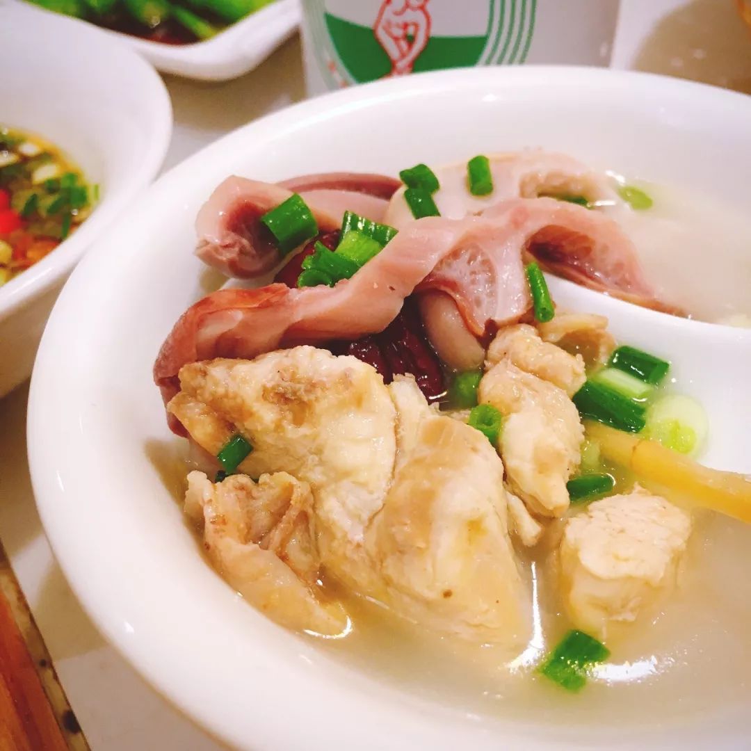 店,鸡则选用正宗广东清远鸡野生喂养自然生长食草籽,饮泉水,鸡肉鲜嫩