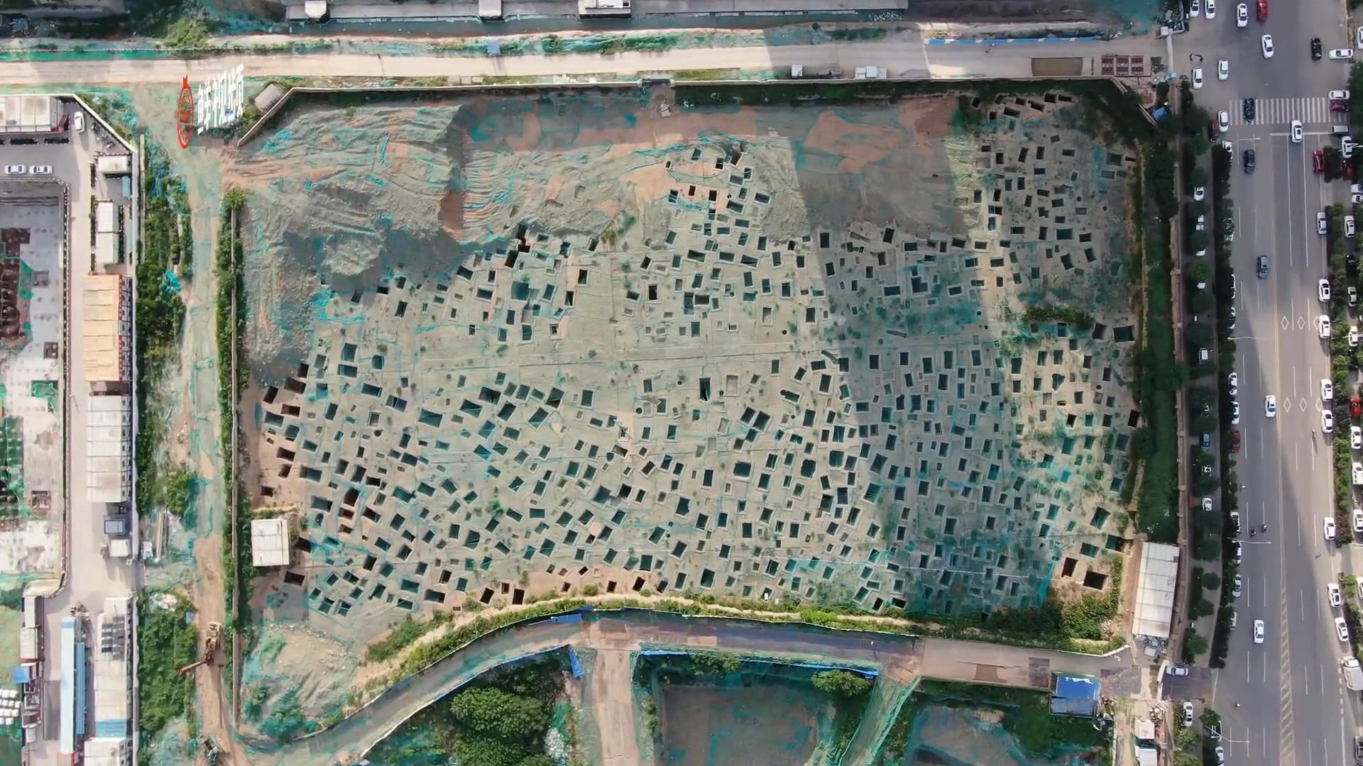 有网友给华商网反映称西安市雁塔区天地源万熙建筑工地内发现古墓群