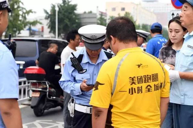 饿了么小哥被警察追 84cc7cc73b1b4244aeaa35393b5a2a37.jpeg