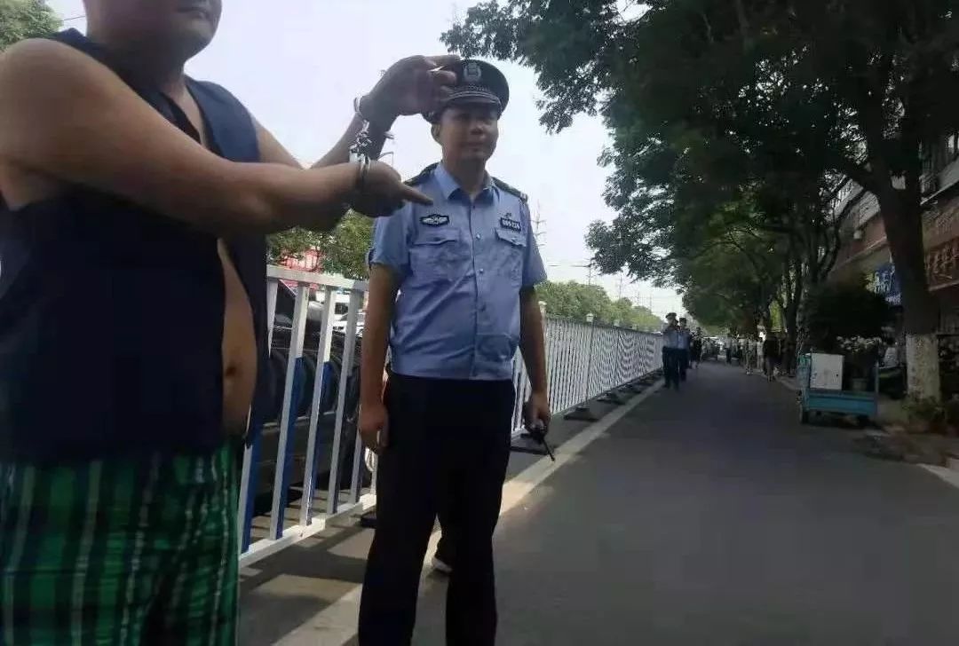 蒙城:开赌场放高利贷,4名嫌犯被押解指认犯罪现场(视图)